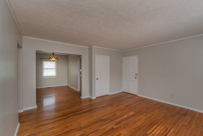 Building Photo - 2 bed/1 bath apartment for rent in Summerville, in-unit washer & dryer!