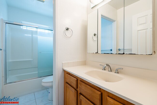 Building Photo - Beautiful & Spacious Home | LVP Flooring |...