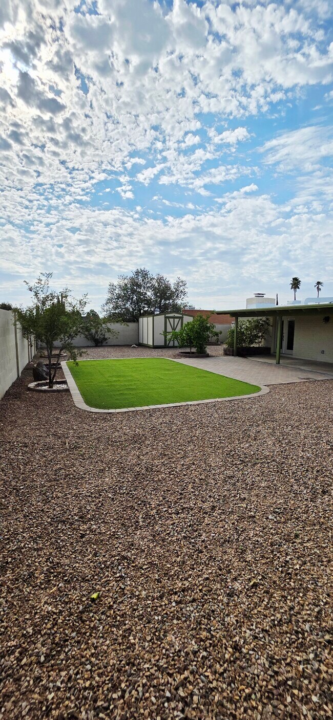 Building Photo - 9042 E Kenyon Dr