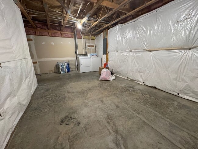 Building Photo - Taylor Spring Townhouse With Garage and Basement