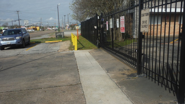 Front Gate - Palm Bluff Apartments