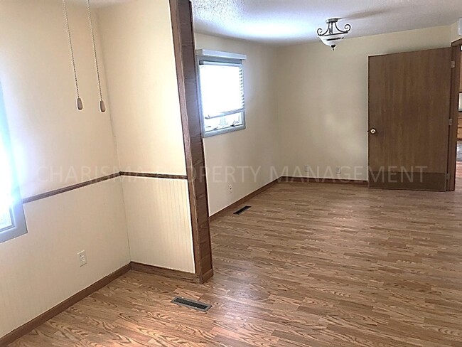 Building Photo - 4 BD, 2 BA HOUSE, HARDWOOD FLOORING THROUG...