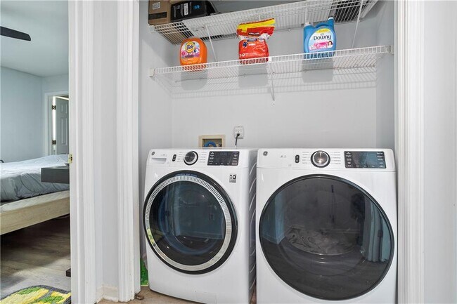 Building Photo - 2584 Old Roswell Rd