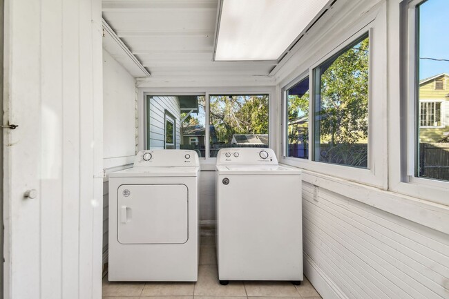 Building Photo - Charming 3 bed 2 bath North Kenwood home w...