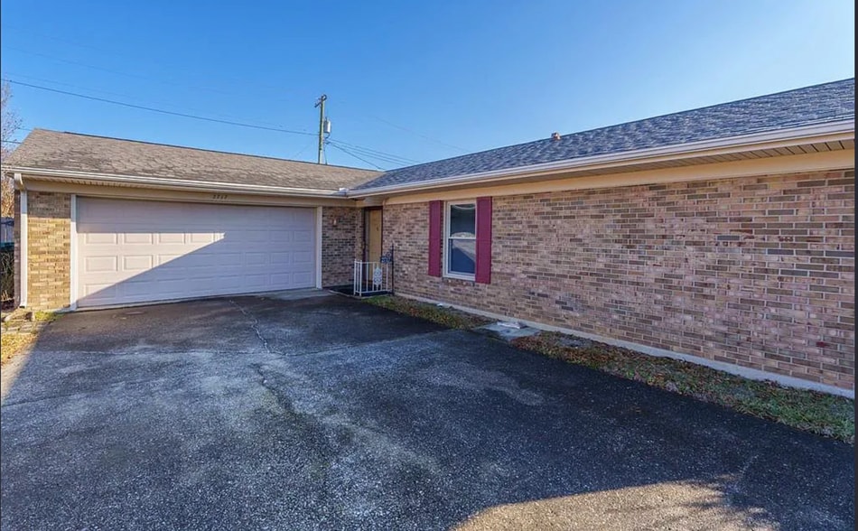Primary Photo - 2717 W Middleground Dr