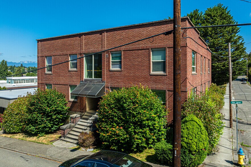 Building Photo - Julia Manor