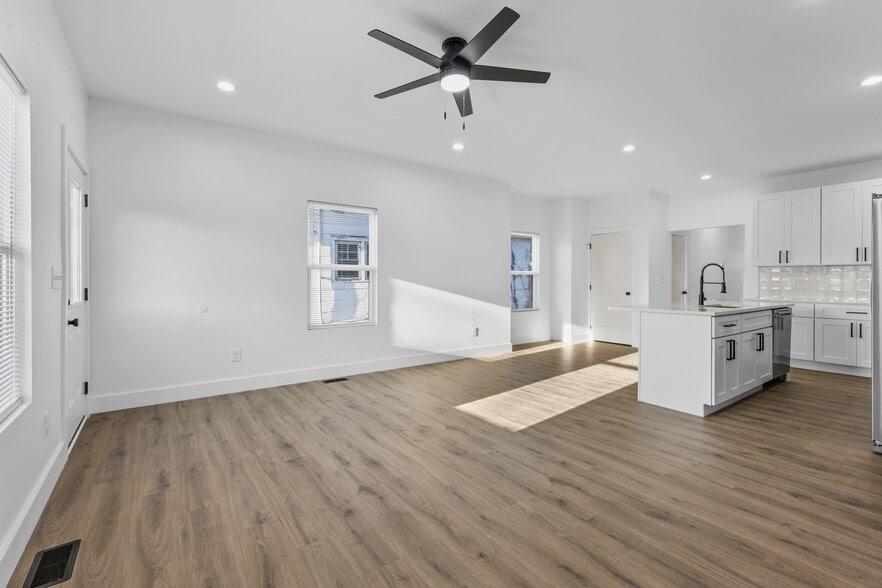 Building Photo - 214 E Morelia Ave