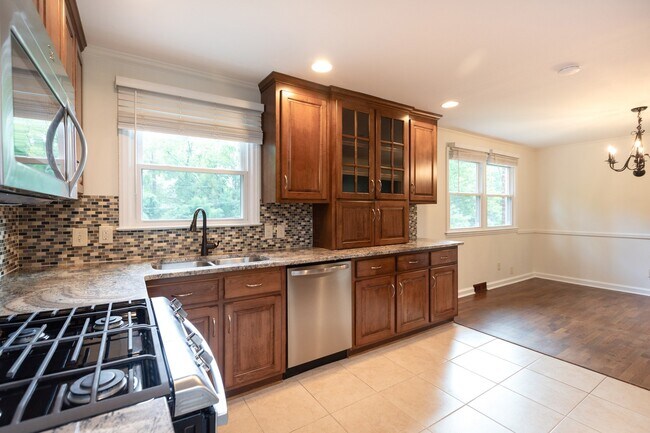 Building Photo - 5839 Wedgewood Dr