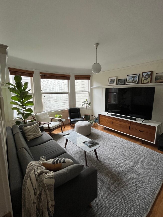 Building Photo - 19 Sharon St