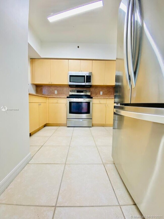 Building Photo - 9340 Fontainebleau Blvd