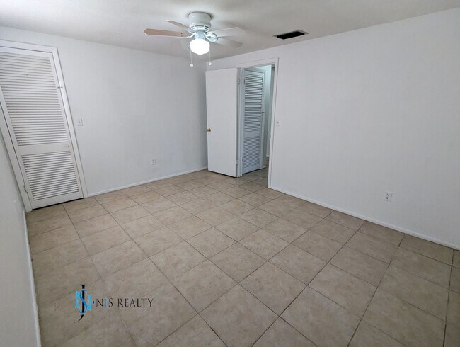 Building Photo - Recently renovated 2/2/1 1300 Sq. Ft. Fres...