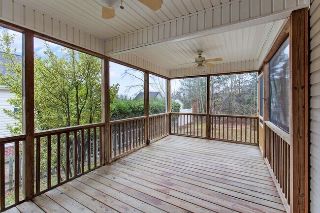 Building Photo - Adorable Ranch Home With Garage and Screen Porch!