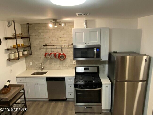 Building Photo - 95 Cooper Ave