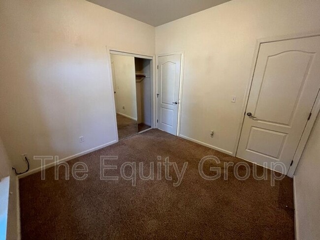 Building Photo - 2329 W Sunnyside Ave