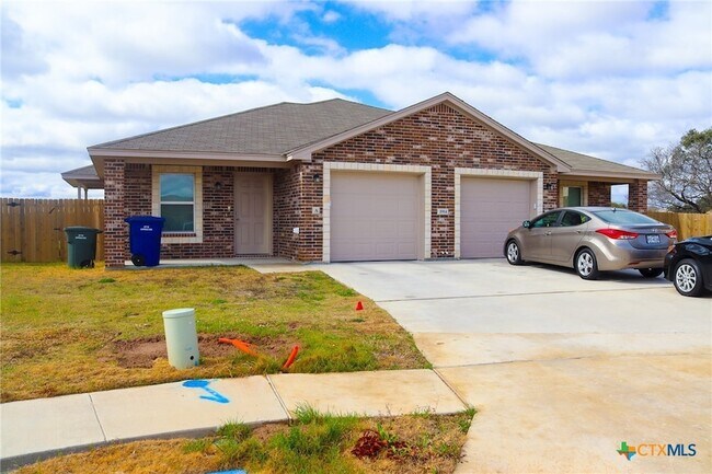 Building Photo - 1914 Castroville Trl