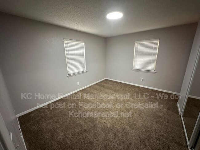 Building Photo - 812 E Walnut St