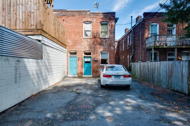 Building Photo - 2627 W Cary St