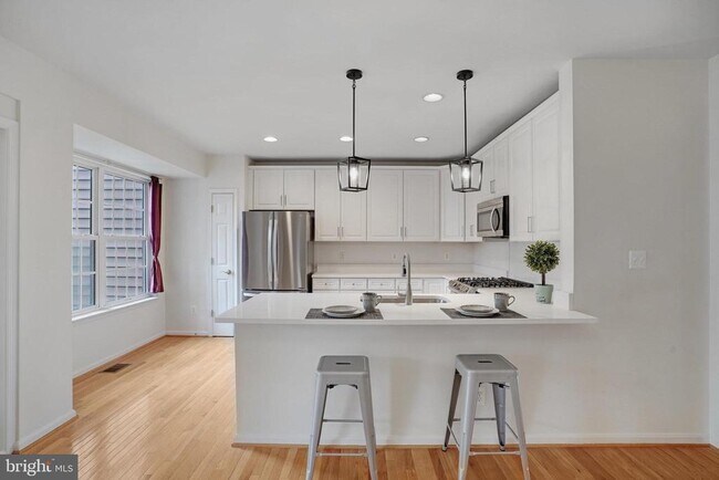 Building Photo - 4684 Carisbrooke Ln