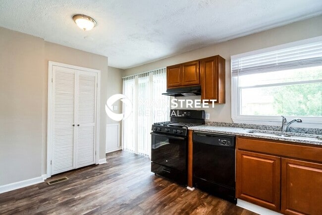 Building Photo - 4 Bedroom Pet-Friendly Home in Columbus, OH with Main Street Renewal