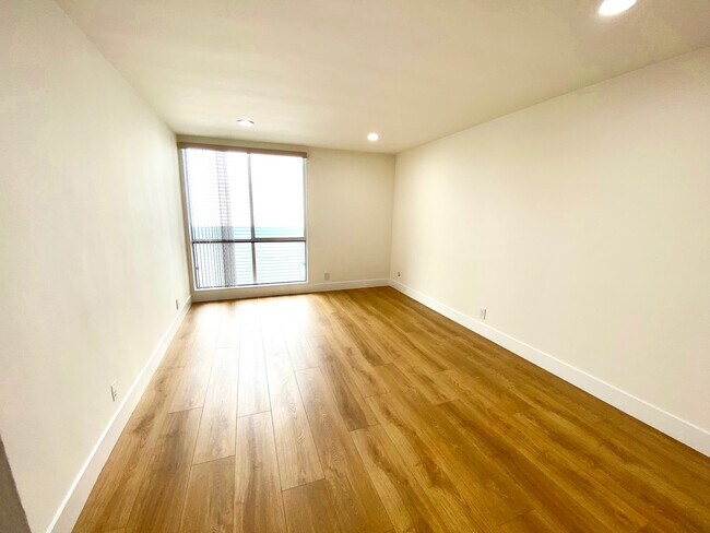 Building Photo - 1010 N Kings Rd