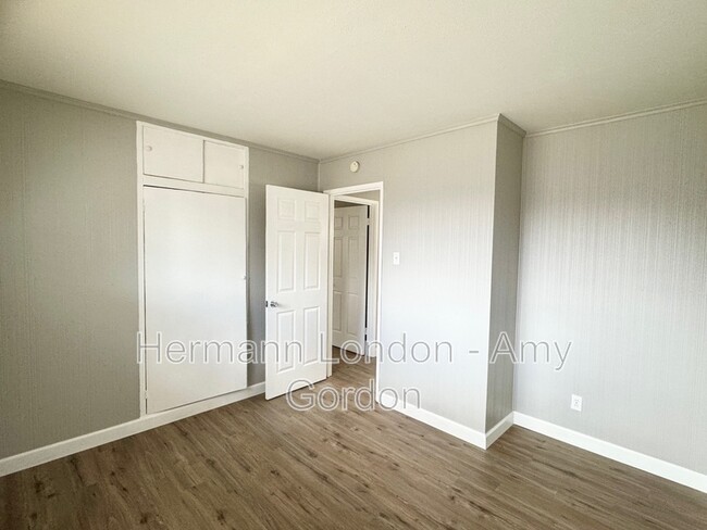 Building Photo - 2247 Lovett Dr