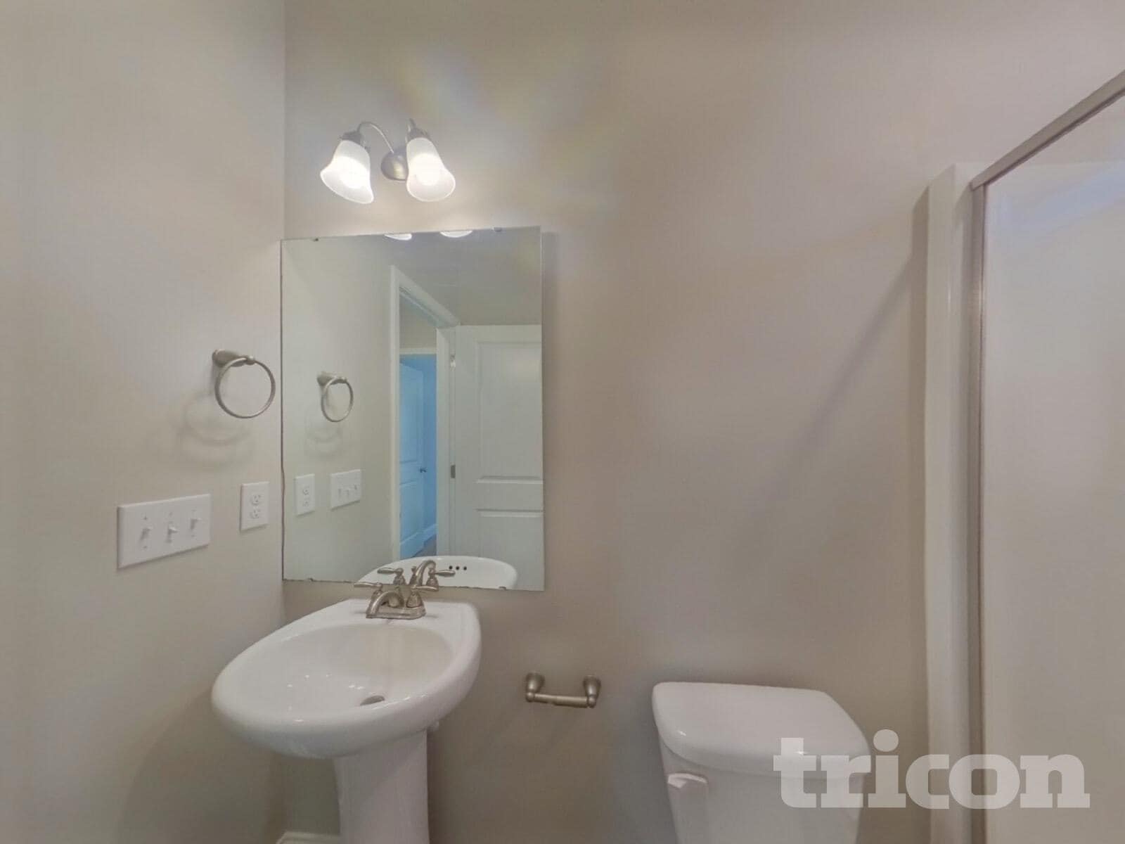 Building Photo - 607 Roseridge Dr