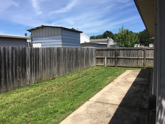Building Photo - 3 Bed 2 Bath Home