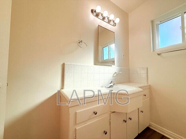 Building Photo - 625 Aerick St