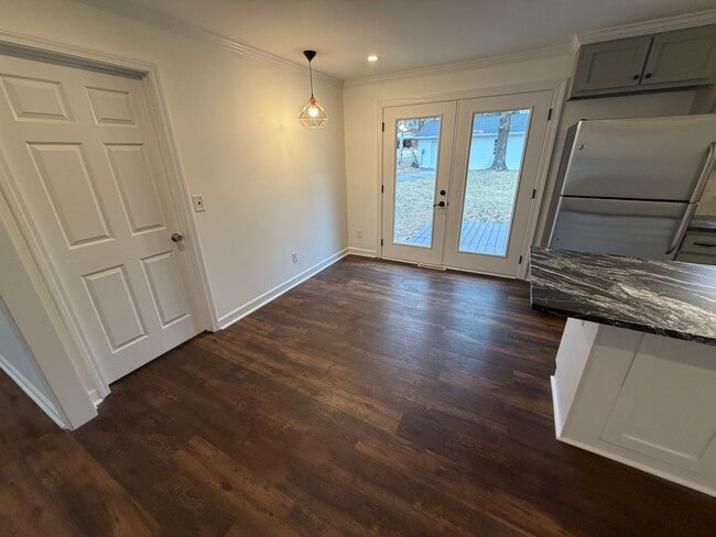 Building Photo - 2 Bedroom 2 Bath Brick rental home in Western Alamance county Fenced Yard 30x40 Garage custom Kit...