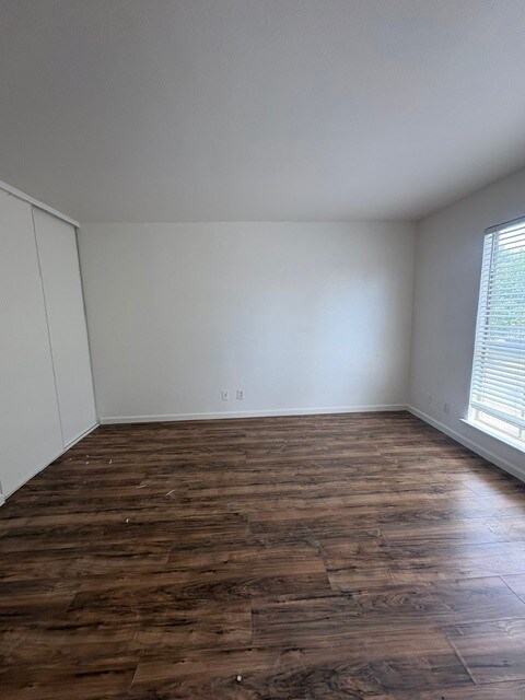 Building Photo - 310 S Argyle Ave