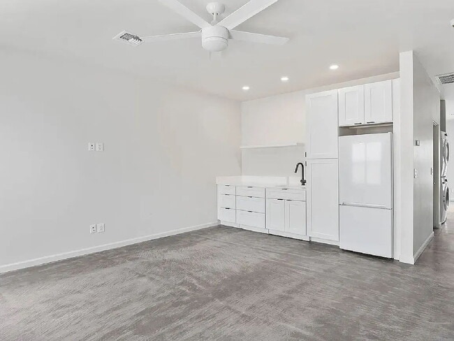Building Photo - "Charming 1-Bedroom Oasis in Central Phoenix – Cozy 550 Sq Ft Retreat!"
