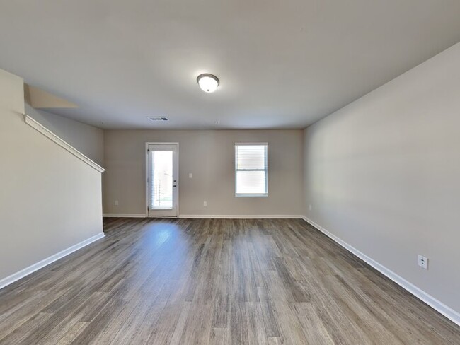 Building Photo - One Month FREE Move-in Special!