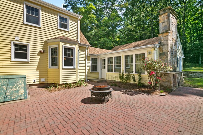 Building Photo - 26 Great Hillwood Rd