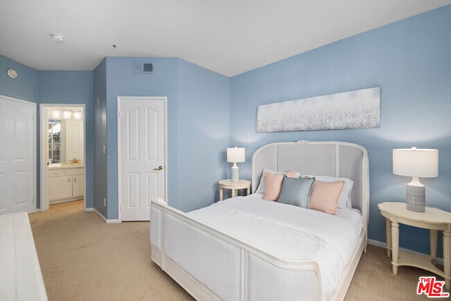 Building Photo - 930 N Doheny Dr