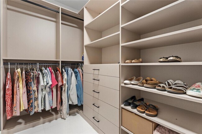 Building Photo - 300 Biscayne Blvd Way