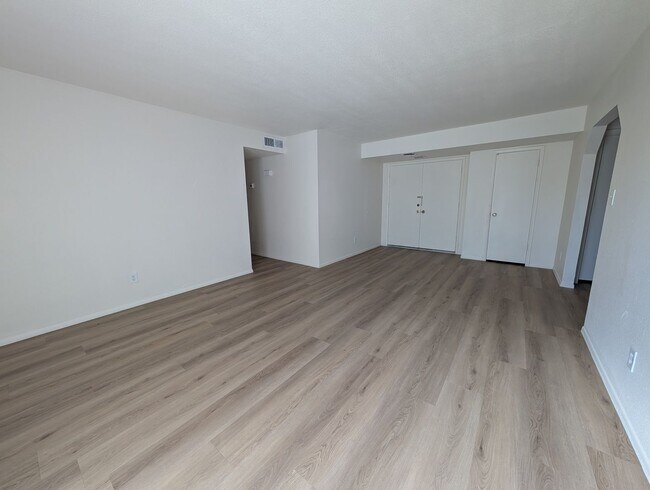 Building Photo - 3 Bed 2 Bath Home