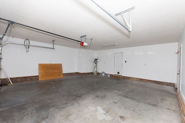 Building Photo - Great home in Hubert