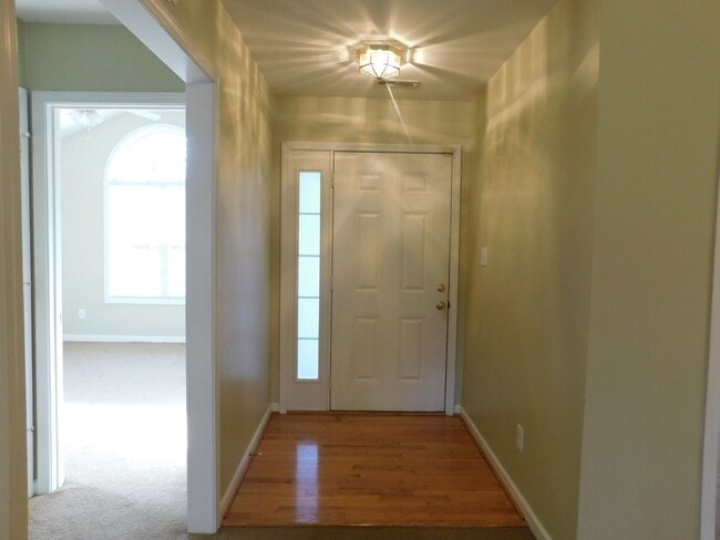 Building Photo - Great home in a desirable neighborhood!