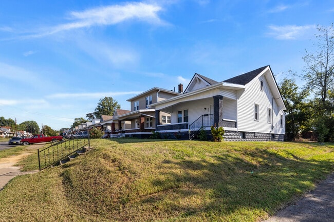 Building Photo - 835 S 38th St