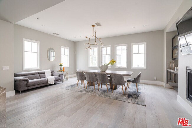 Building Photo - 13065 Bluff Creek Dr