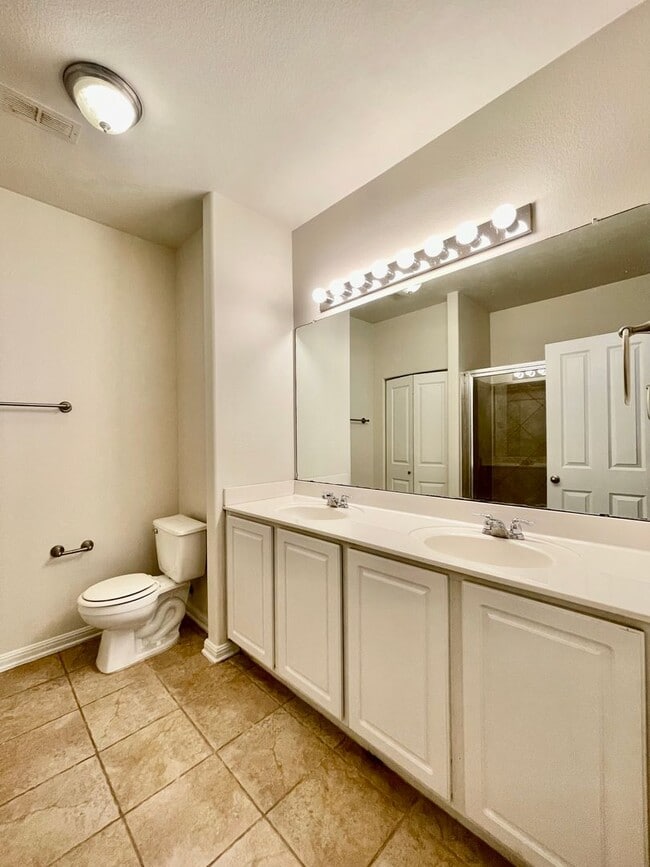 Building Photo - Superb Suburban Space! Multiple Living areas!