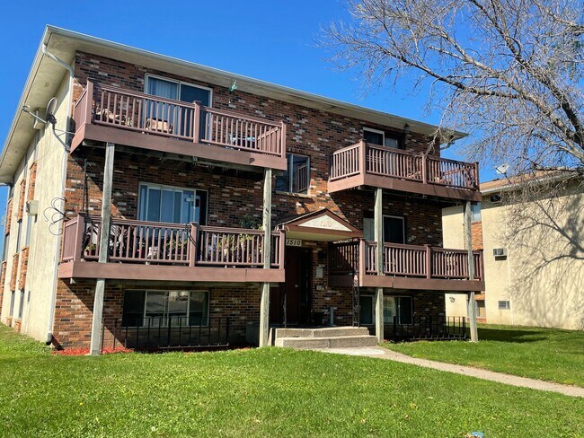 Building Photo - Updated Spacious 2BR/1 Bath Apartment Avai...