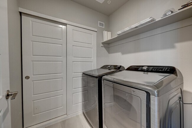 Building Photo - $2,150- 2 Bed, 2 Bath Condo in Littleton w...