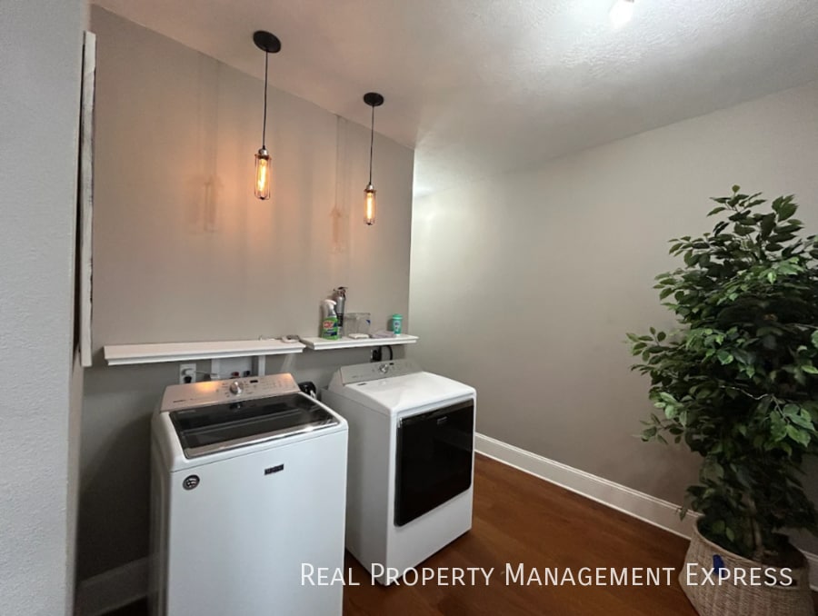 Building Photo - Furnished 5 Bedroom, 3.5 Bath Home