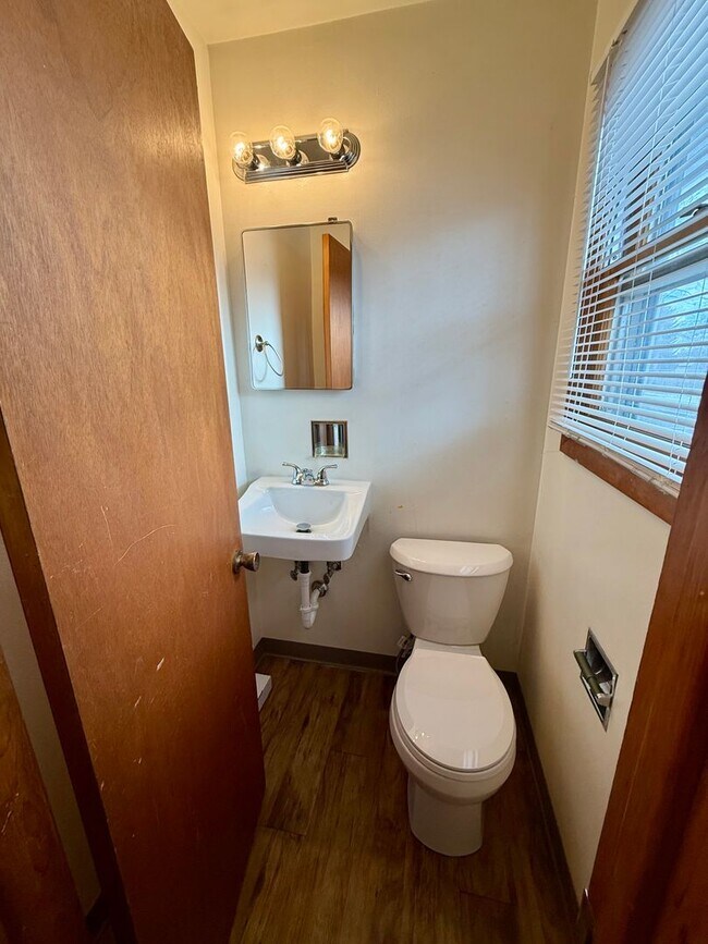 Building Photo - $1,000 off first months rent! Quick Move In! 3 bedroom, 1.5 Bath Home with attached garage in Lov...