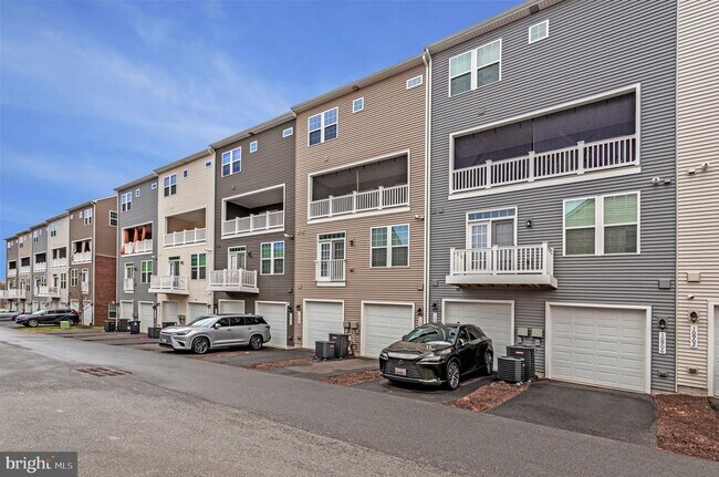 Building Photo - 10910 Presidential Pkwy