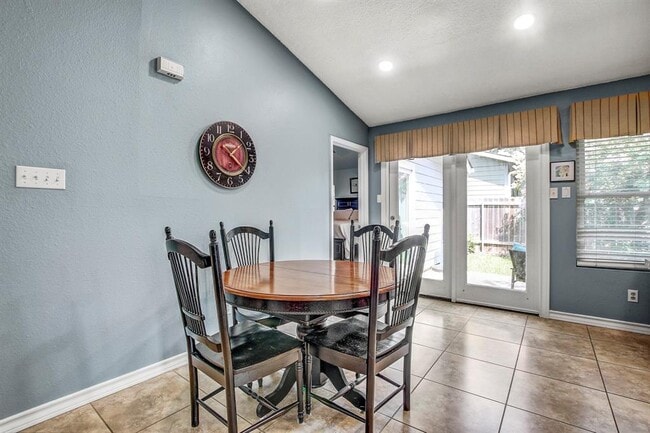 Building Photo - 1715 Foxfire Dr