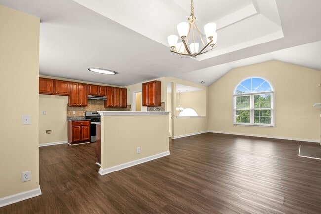 Building Photo - Charming Flowery Branch Home!