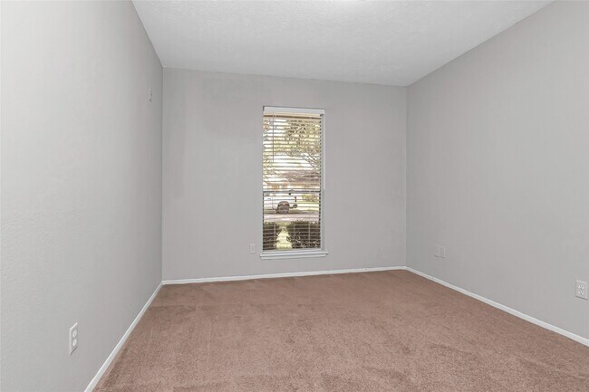 Building Photo - 2710 Green Fields Dr