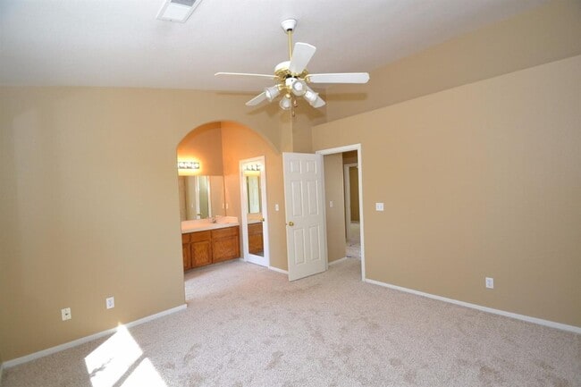 Building Photo - Wonderful 3 Bedroom / 2 Bedroom home for r...